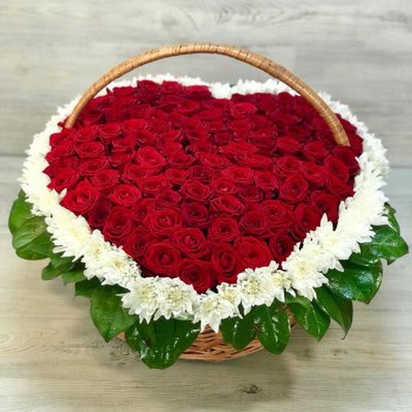 Корзина со 101 красной розой и хризантемами