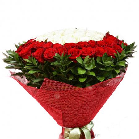 Букет из 101 красной и белой розы в сизали