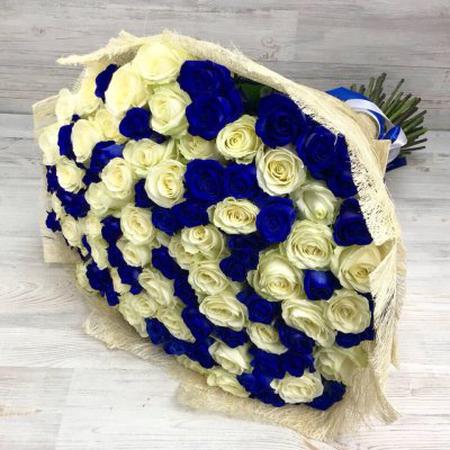 Букет из 101 белой и синей розы (70 см) "Нежность"