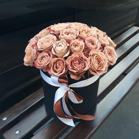 Шляпная коробка из 39 роз Каппучино